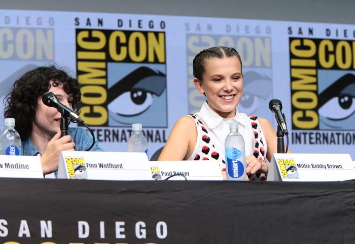  Finn Wolfhard and Millie Bobby Brown at San Diego Comic-Con 2017.